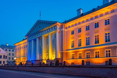 Tartu, Estonya, 26 Haziran 2022: Estonya 'daki Tartu Üniversitesi' nin gece görüşü.