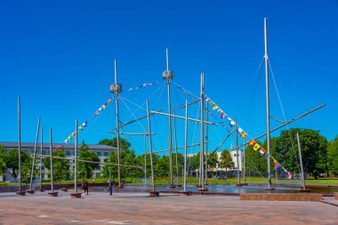 Ventspils, Letonya, 3 Temmuz 2022: Fregate Valzivs Fıskiyesi Ventspils, Letonya 'daki konser salonunun önünde.