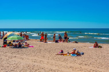 Ventspils, Letonya, 3 Temmuz 2022: İnsanlar Letonya 'nın Ventspils kentinde güneşli bir günün tadını çıkarıyorlar.