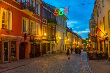Vilnius, Litvanya, 6 Temmuz 2022: Vilnius, Litvanya 'nın merkezindeki bir caddenin gün batımı manzarası.