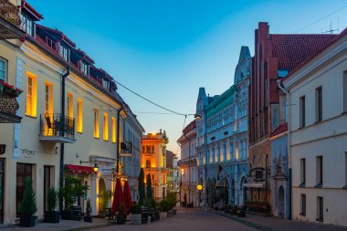 Vilnius, Litvanya, 7 Temmuz 2022: Vilnius, Litvanya 'nın merkezindeki Ausros Vartu sokağının gündoğumu manzarası.