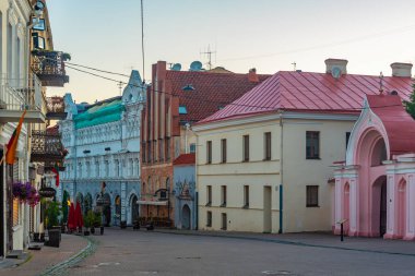 Vilnius, Litvanya, 7 Temmuz 2022: Vilnius, Litvanya 'nın merkezindeki Ausros Vartu sokağının gündoğumu manzarası.