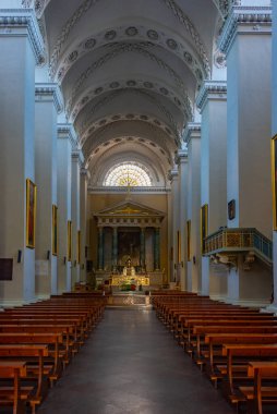 Vilnius, Litvanya, 7 Temmuz 2022: Litvanya 'nın başkenti Vilnius' taki Saint Stanislaus katedralinin içi..