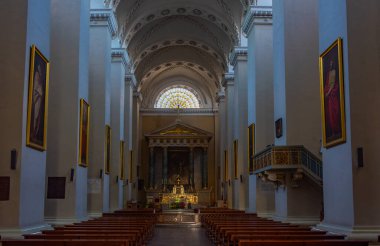 Vilnius, Litvanya, 7 Temmuz 2022: Litvanya 'nın başkenti Vilnius' taki Saint Stanislaus katedralinin içi..