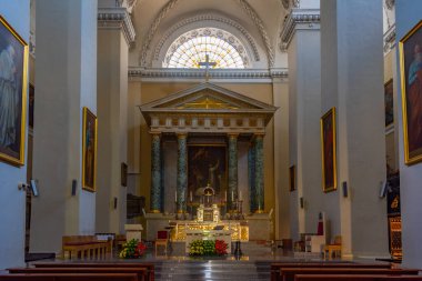 Vilnius, Litvanya, 7 Temmuz 2022: Litvanya 'nın başkenti Vilnius' taki Saint Stanislaus katedralinin içi..