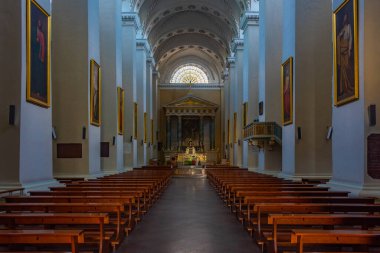 Vilnius, Litvanya, 7 Temmuz 2022: Litvanya 'nın başkenti Vilnius' taki Saint Stanislaus katedralinin içi..
