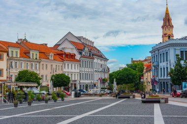 Vilnius, Litvanya, 7 Temmuz 2022: Rotus Aikste - Litvanya 'nın başkenti Vilnius, Litvanya' nın şehir meydanı .