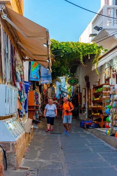 Lindos, Yunanistan, 31 Ağustos 2022: Yunan kenti Lindos 'un Rodos adasındaki turistik caddesi.