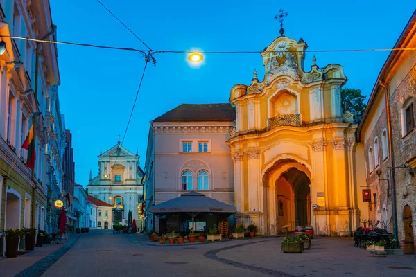 リトアニア ヴィリニュス2022年7月7日 リトアニア ヴィリニュスの聖テレジア教会へと続く通りの夜景 — ストック写真