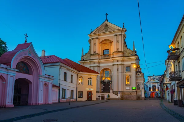 2022年7月7日 立陶宛维尔纽斯 通往立陶宛维尔纽斯圣特雷萨教堂的街道的夜景 — 图库照片