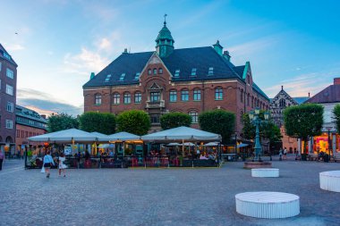 Lund, İsveç, 12 Temmuz 2022: Lund, İsveç 'te Stortorget' in günbatımı görüntüsü...