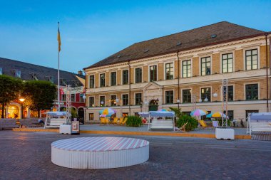 Lund, İsveç, 12 Temmuz 2022: Lund, İsveç 'teki Stortorget Meydanı' ndaki belediye binasının gün batımı manzarası...