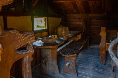 Foteviken, İsveç, 13 Temmuz 2022: İsveç 'teki Foteviken Viking Müzesi' ndeki ahşap kulübelerin içi.