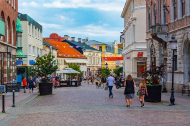 Ystad, İsveç, 13 Temmuz 2022: Ystad, İsveç 'te ticari cadde...