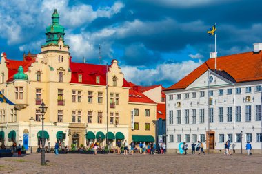 Kalmar, İsveç, 14 Temmuz 2022: İsveç 'in Kalmar.IMAGE kentindeki Stortorget Meydanı belediye binası