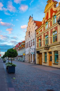 Kalmar, İsveç, 14 Temmuz 2022: Kalmar, İsveç 'te ticari bir caddenin gün batımı görüntüsü...