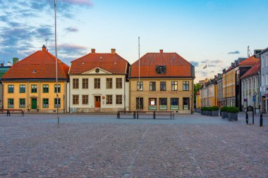 Kalmar, İsveç, 14 Temmuz 2022: İsveç 'in Kalmar.IMAGE kasabasında renkli ahşap evler