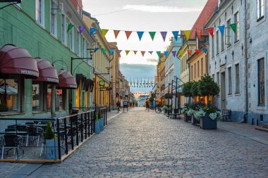 Kalmar, İsveç, 14 Temmuz 2022: Kalmar, İsveç 'te ticari bir caddenin gün batımı görüntüsü...