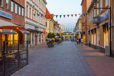Kalmar, İsveç, 14 Temmuz 2022: Kalmar, İsveç 'te ticari bir caddenin gün batımı görüntüsü...
