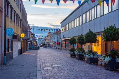 Kalmar, İsveç, 14 Temmuz 2022: Kalmar, İsveç 'te ticari bir caddenin gün batımı görüntüsü...