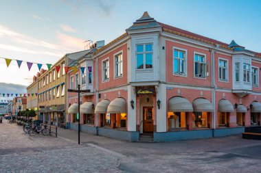 Kalmar, İsveç, 14 Temmuz 2022: Kalmar, İsveç 'te ticari bir caddenin gün batımı görüntüsü...