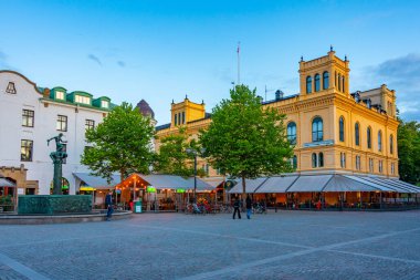 Kalmar, İsveç, 14 Temmuz 2022: Kalmar, İsveç 'te bir Larmtorget meydanının gün batımı görüntüsü...