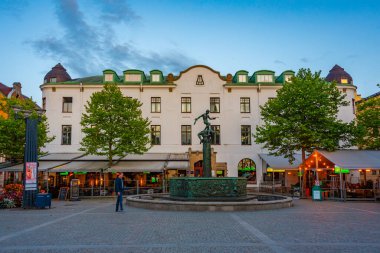 Kalmar, İsveç, 14 Temmuz 2022: Kalmar, İsveç 'te bir Larmtorget meydanının gün batımı görüntüsü...