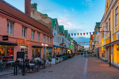 Kalmar, İsveç, 14 Temmuz 2022: Kalmar, İsveç 'te ticari bir caddenin gün batımı görüntüsü...