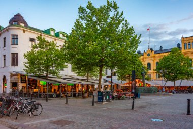Kalmar, İsveç, 14 Temmuz 2022: Kalmar, İsveç 'te bir Larmtorget meydanının gün batımı görüntüsü...