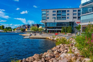 Jonkoping, İsveç, 16 Temmuz 2022: İsveç 'in Jonkoping kentindeki Lakeside gezinti alanı.