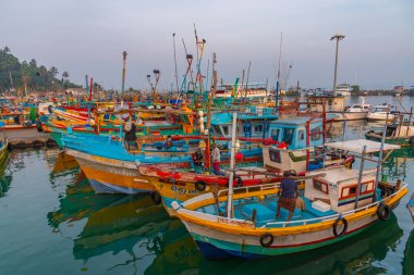 Mirissa, Sri Lanka, 23 Ocak 2022: Mirissa, Sri Lanka limanında balıkçı tekneleri.