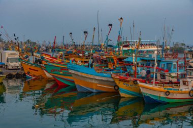 Mirissa, Sri Lanka, 23 Ocak 2022: Mirissa, Sri Lanka limanında balıkçı tekneleri.