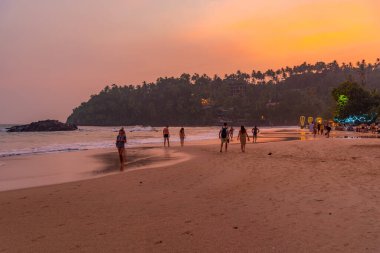 Mirissa, Sri Lanka, 22 Ocak 2022: Sri Lanka 'da gün batımında Mirissa plajı.
