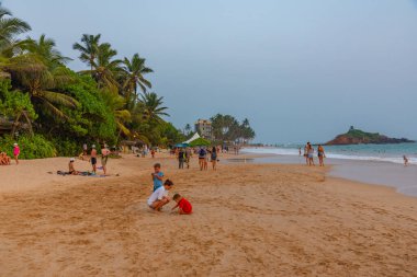 Mirissa, Sri Lanka, 22 Ocak 2022: Sri Lanka 'da gün batımında Mirissa plajı.