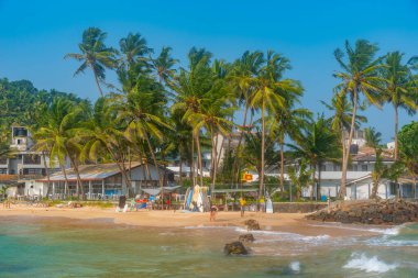 Mirissa, Sri Lanka, 23 Ocak 2022: Sri Lanka 'da güneşli bir günde Mirissa plajı.