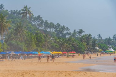 Mirissa, Sri Lanka, 23 Ocak 2022: Sri Lanka 'da güneşli bir günde Mirissa plajı.