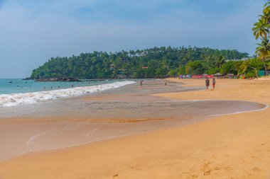 Mirissa, Sri Lanka, 23 Ocak 2022: Sri Lanka 'da güneşli bir günde Mirissa plajı.