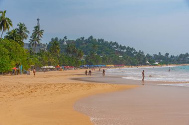 Mirissa, Sri Lanka, 23 Ocak 2022: Sri Lanka 'da güneşli bir günde Mirissa plajı.