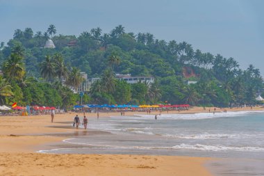 Mirissa, Sri Lanka, 23 Ocak 2022: Sri Lanka 'da güneşli bir günde Mirissa plajı.