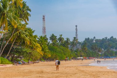 Mirissa, Sri Lanka, 23 Ocak 2022: Sri Lanka 'da güneşli bir günde Mirissa plajı.