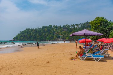 Mirissa, Sri Lanka, 23 Ocak 2022: Sri Lanka 'da güneşli bir günde Mirissa plajı.