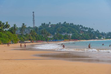 Mirissa, Sri Lanka, 23 Ocak 2022: Sri Lanka 'da güneşli bir günde Mirissa plajı.
