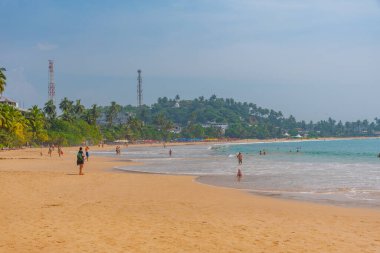Mirissa, Sri Lanka, 23 Ocak 2022: Sri Lanka 'da güneşli bir günde Mirissa plajı.