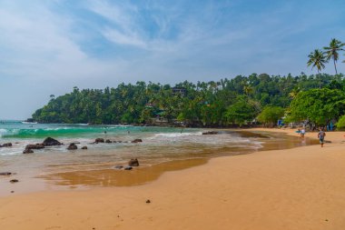 Mirissa, Sri Lanka, 23 Ocak 2022: Sri Lanka 'da güneşli bir günde Mirissa plajı.