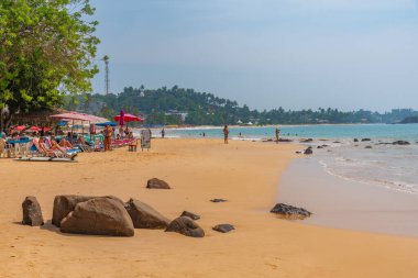 Mirissa, Sri Lanka, 23 Ocak 2022: Sri Lanka 'da güneşli bir günde Mirissa plajı.