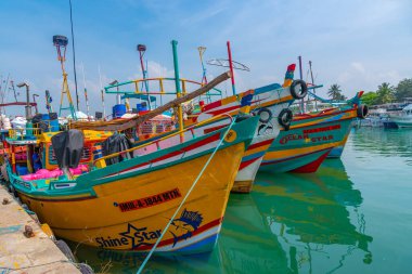 Mirissa, Sri Lanka, 23 Ocak 2022: Mirissa, Sri Lanka limanında balıkçı tekneleri.