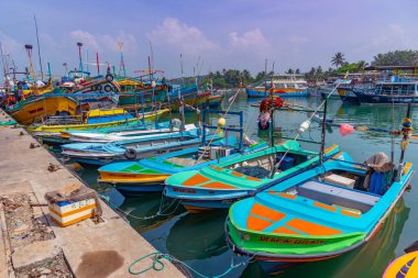 Mirissa, Sri Lanka, 23 Ocak 2022: Mirissa, Sri Lanka limanında balıkçı tekneleri.
