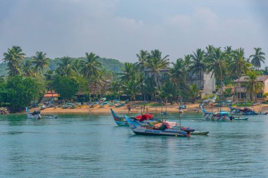 Mirissa, Sri Lanka, 23 Ocak 2022: Mirissa, Sri Lanka limanında balıkçı tekneleri.