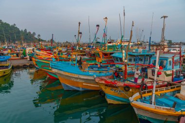 Mirissa, Sri Lanka, 22 Ocak 2022: Mirissa, Sri Lanka limanında balıkçı tekneleri.