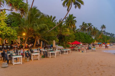 Mirissa, Sri Lanka, 22 Ocak 2022: Mirissa sahilindeki bir sahil restoranının gün batımı manzarası, Sri Lanka.